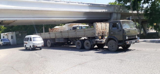 В Ташкенте грузовик с контейнером застрял под пролетом моста