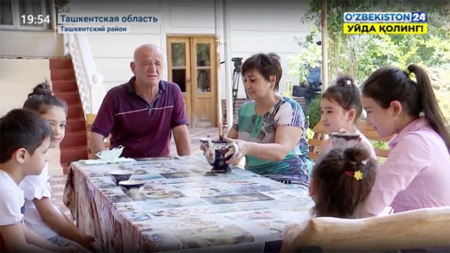 Узбекское ТВ показало репортаж о семье из Ташкентской области, где коронавирусом заболели 16 человек