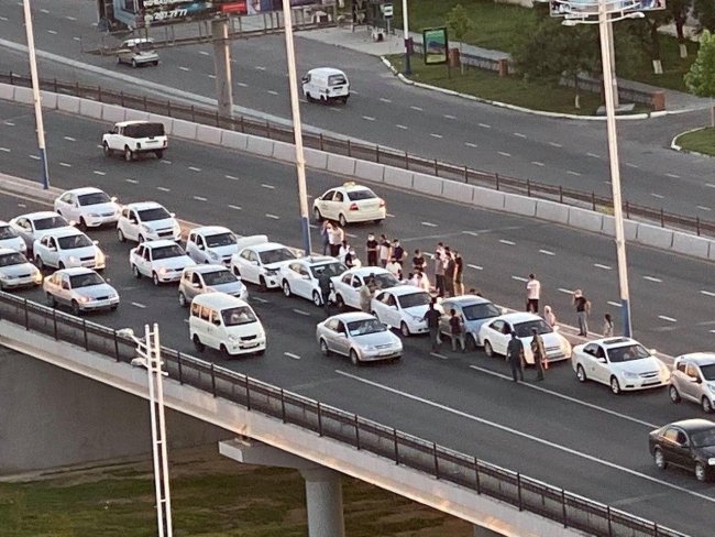 Семь автомобилей столкнулись на мосту «Ганга» в Ташкенте