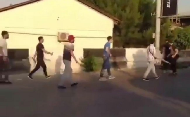 Видео: Несколько парней устроили потасовку в Ташкенте