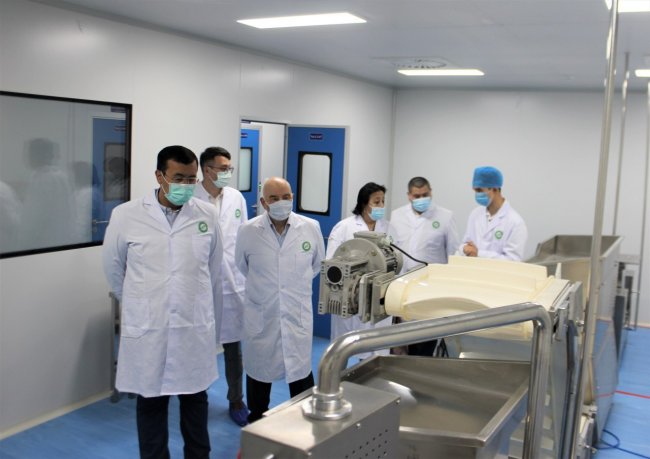 Узбекские ученые передали министерству здравоохранения препарат против коронавируса