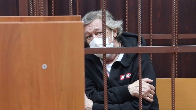 Видео: В Москве решением суда Михаил Ефремов отправлен под домашний арест