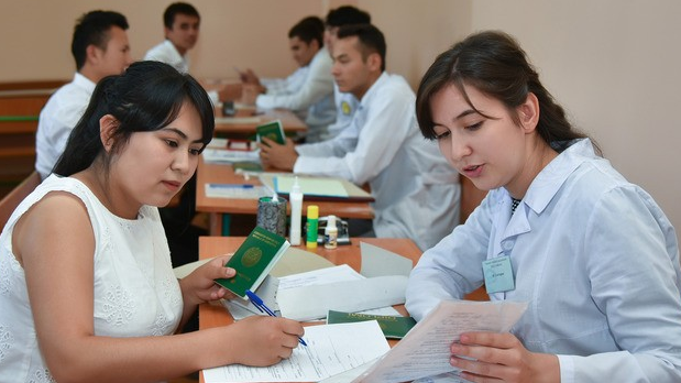 В Узбекистане абитуриенты могут подать документы для поступления в вуз в трех вариантах