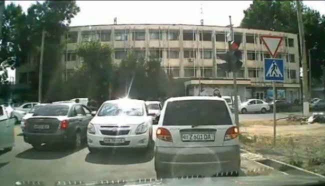 Видео: В Ташкенте водитель Gentra пытался наехать на мужчину