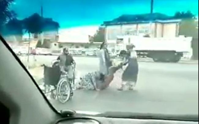 Видео: В Ташкенте три женщины протащили девушку по дороге, схватив за волосы
