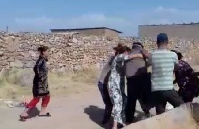 Видео: В Гузарском районе мужчина несколько раз пнул по голове женщины