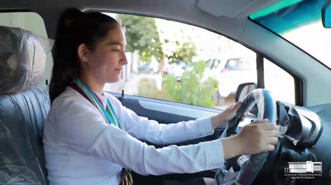 Хоким Ташкента подарил школьнице автомобиль Spark