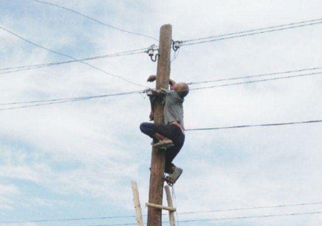 В Хорезмской области мужчина пытаясь подключиться к электросети, скончался от удара током