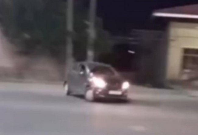 Видео: В Самарканде водитель Спарка устроил ночной дрифт
