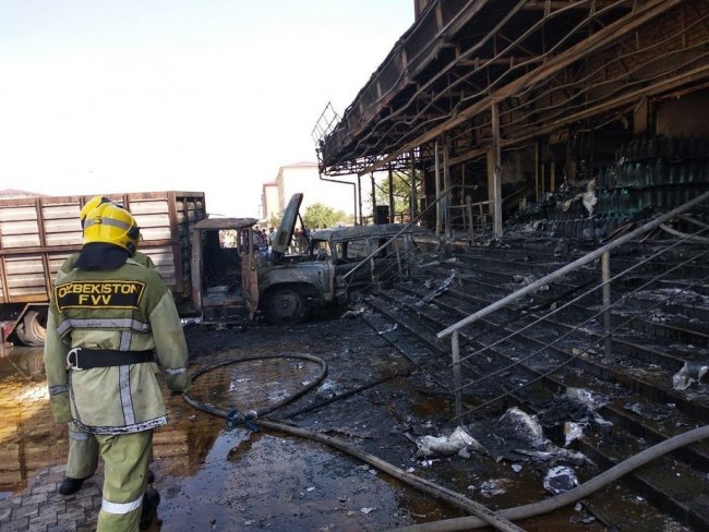 Видео: В Ахангаране из-за возгорания автомобиля произошел пожар в многоэтажном доме