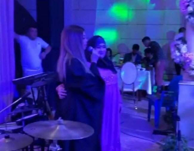 Видео: Фанаты раскритиковали певицу Райхон за выступление на свадьбе с нарушением эпидемиологических правил