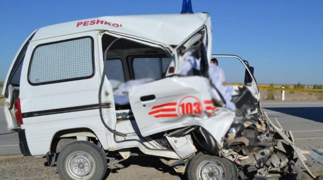 На трассе Бухара-Газли автомобиль скорой помощи попал в ДТП