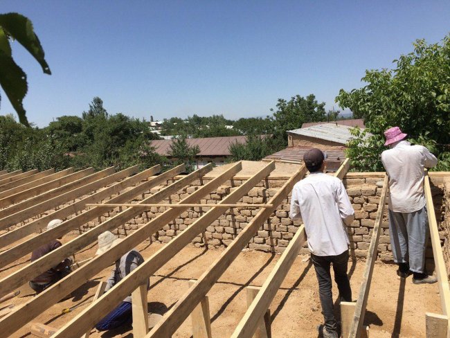 Активисты УзЛиДеП строят дом для малообеспеченной семьи