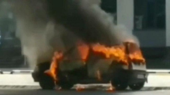 Видео: В Ташкенте загорелся автомобиль Tico