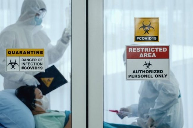 Президент Узбекистана наградил медиков, борющихся с коронавирусом