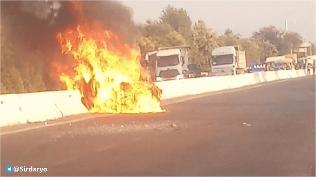 В Сырдарьинской области автомобиль Lacetti загорелся в результате ДТП