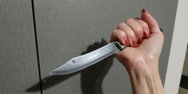 В Джизакской области женщина, которая занималась сводничеством пригрозила правоохранителям ножом