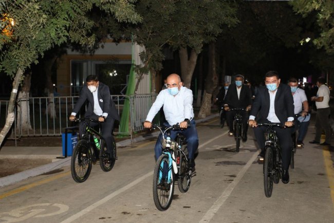 В Кашкадарьинской области хокимы устроили гонку на велосипедах