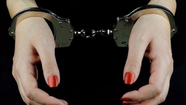 В Намангане задержаны девушки, укравшие деньги из автомобиля