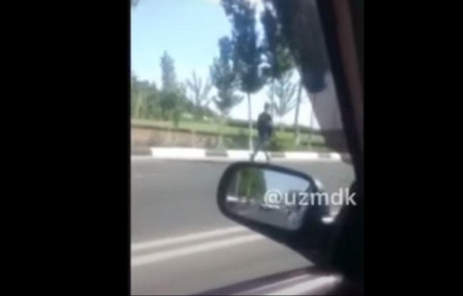 Видео: Узбекистанец разбросал деньги на улице