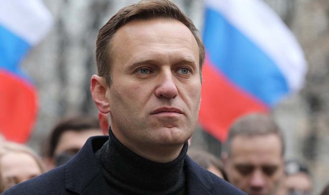 Алексей Навальный впервые встал с постели после комы