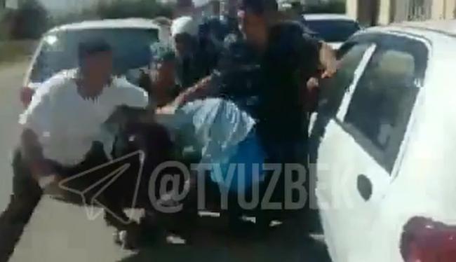 Видео: В Бухарской области произошла массовая драка с участием женщин и мужчин