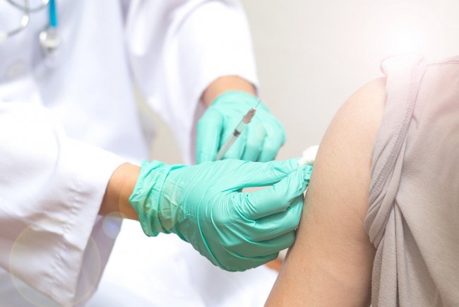 В США испытание вакцины от COVID-19 вызвало неизвестную болезнь