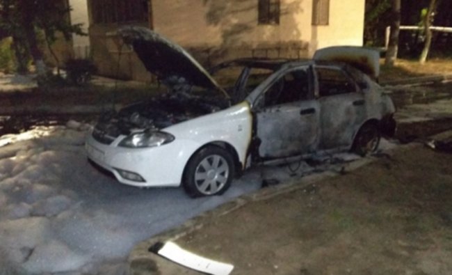 В Ташкенте девушка подожгла автомобиль своего бывшего парня