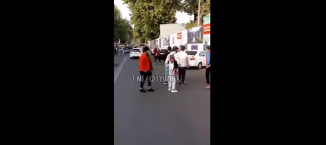 Видео: В центре Ташкента мужчины с электрошокером и ножом устроили драку