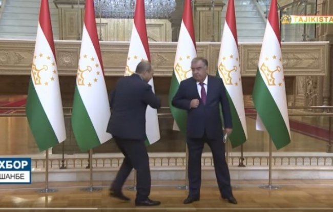 Видео: Эмомали Рахмон и Абдулла Арипов на встрече в Душанбе поздоровались локтями