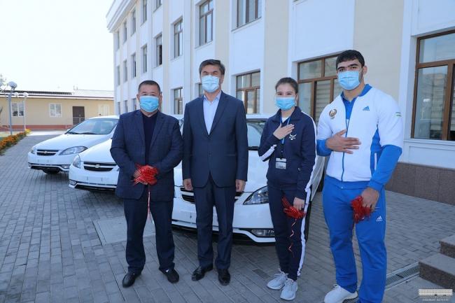 Подарок хокима Ташкентской области тренерам спортсменов возмутил пользователей сети