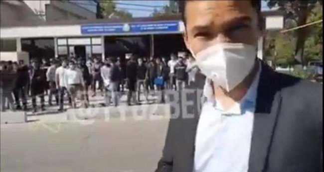 Видео: В Ташкенте у здания тестового центра собрались недовольные абитуриенты