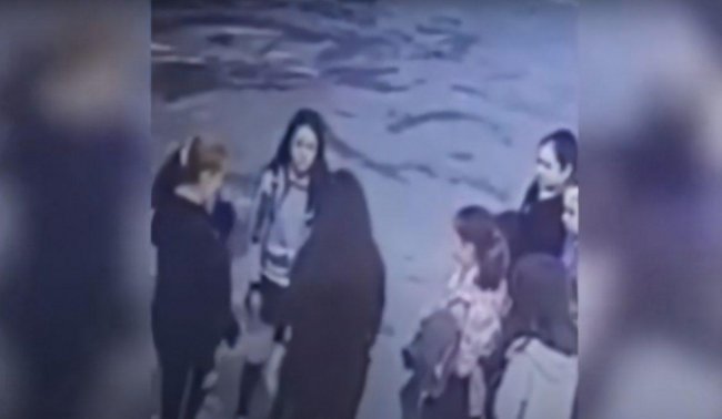 Видео: В Ташкенте учитель ударила ученицу во дворе школы