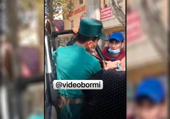 Видео: Сотрудник правоохранительных органов силой затащил подростка в патрульный автомобиль в Самарканде