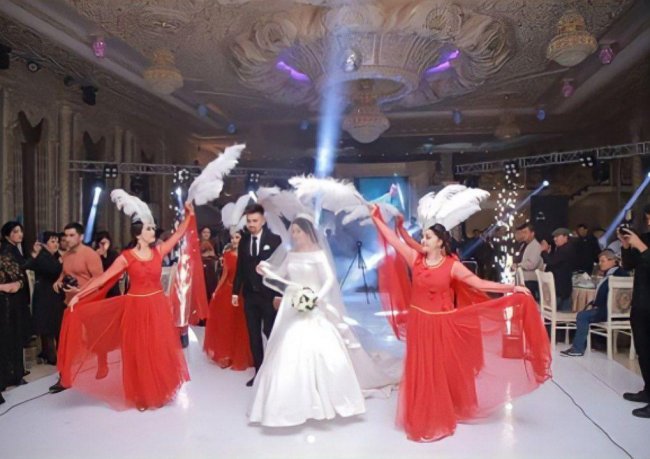 Видео: Певица Дилафруз Бекметова вышла замуж, на свадьбе были нарушены карантинные правила