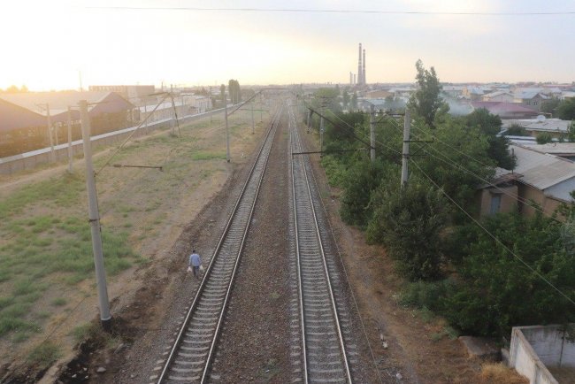 В Ташкентской области школьника ударило током, когда он пытался сделать селфи на крыше поезда