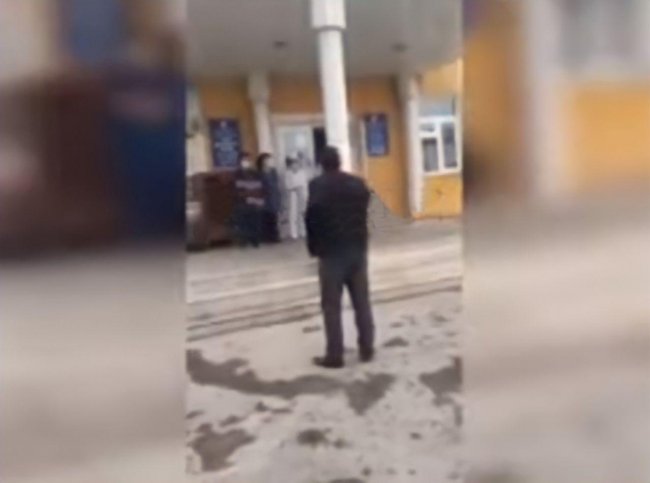 Видео: В Ферганской области районный хоким устроил скандал в роддоме