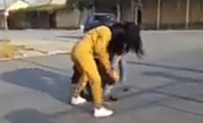Видео: В Ферганской области девушки устроили драку на проезжей части дороги