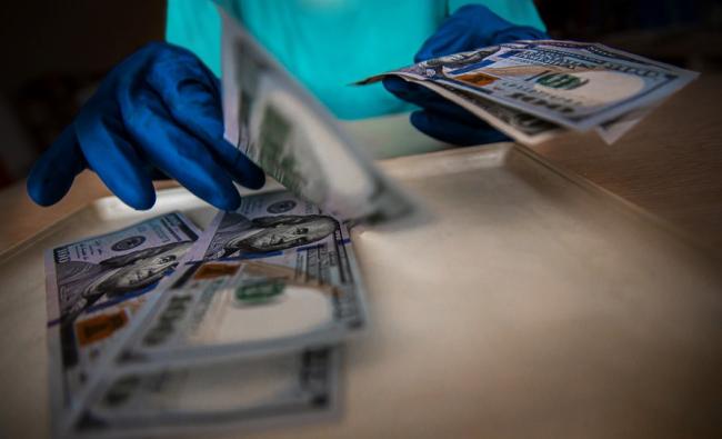 В некоторых банках Узбекистана повысился курс доллара