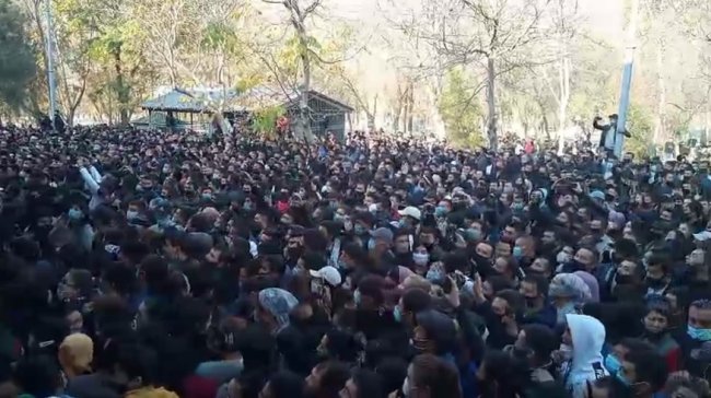 Видео: В АГМК прокомментировали массовое скопление людей перед их зданием