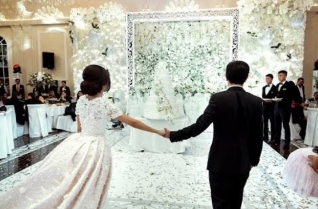 Видео: В Ташкенте на свадьбе вновь устроили дождь из денег