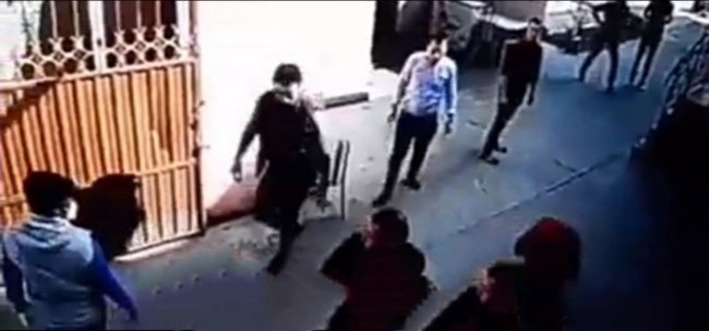 Видео: В городе Янгиер несколько мужчин жестоко избили молодого человека