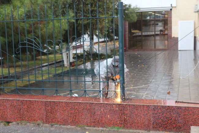 В Самаркандской области новый прокурор убрал ограждения, чтобы быть ближе к народу