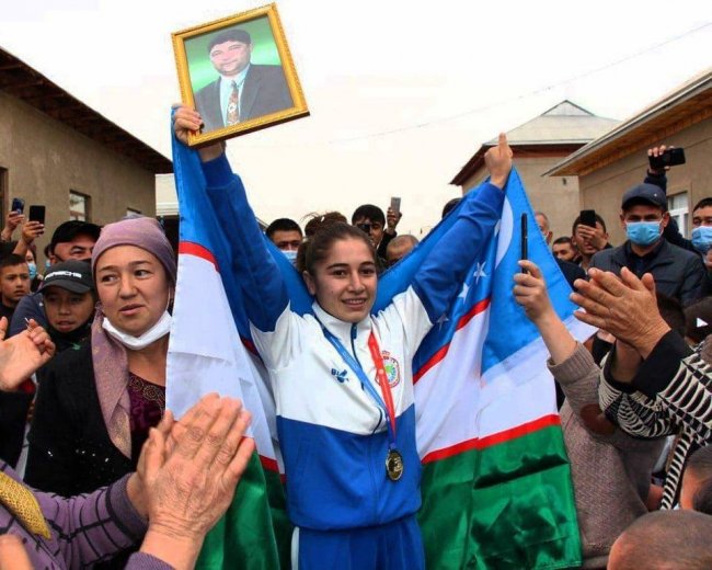 В Кашкадарьинской области ставшая чемпионом мира по самбо девушка, посвятила свою победу покойному отцу