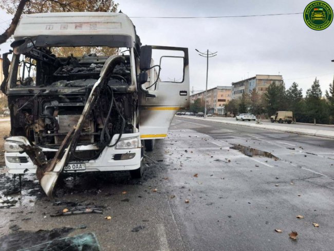 В Джизаке на ходу загорелся грузовой автомобиль