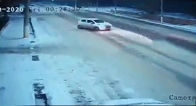 Видео: В Ташкенте водитель Spark, пытаясь сделать дрифт, врезался в Malibu