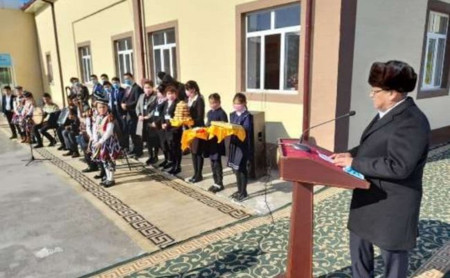 В Джизакской области школьников заставили выступить без курток на мероприятии