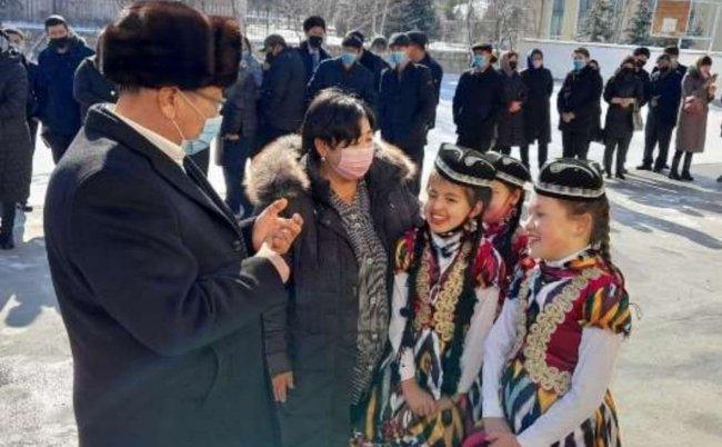 В Джизакской области школьников заставили выступить без курток на мероприятии