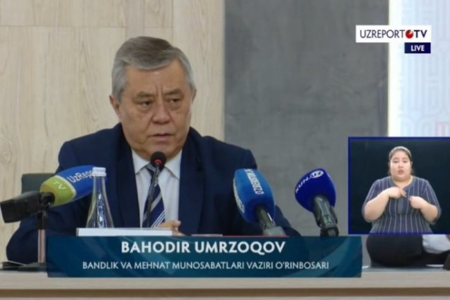 Видео: Замминистра труда Узбекистана в грубой форме общался с гражданами