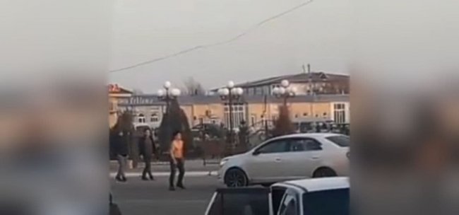 Видео: В Навоийской области мужчина прыгал по крышам автомобилей